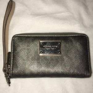 SILVER MICHAEL KORS WALLET/WRISTLET